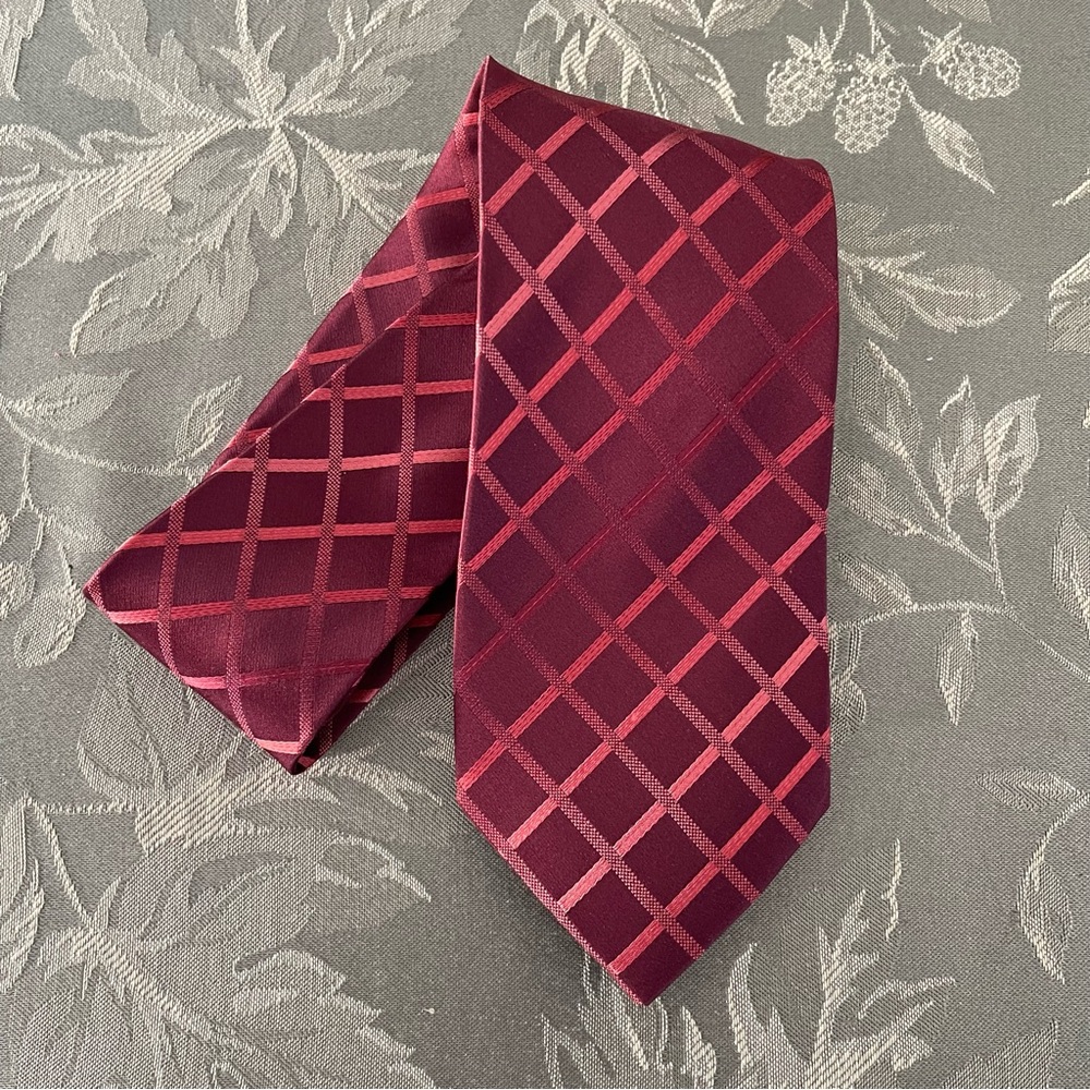 BCBG Attitude Tie  -  Crimsom.